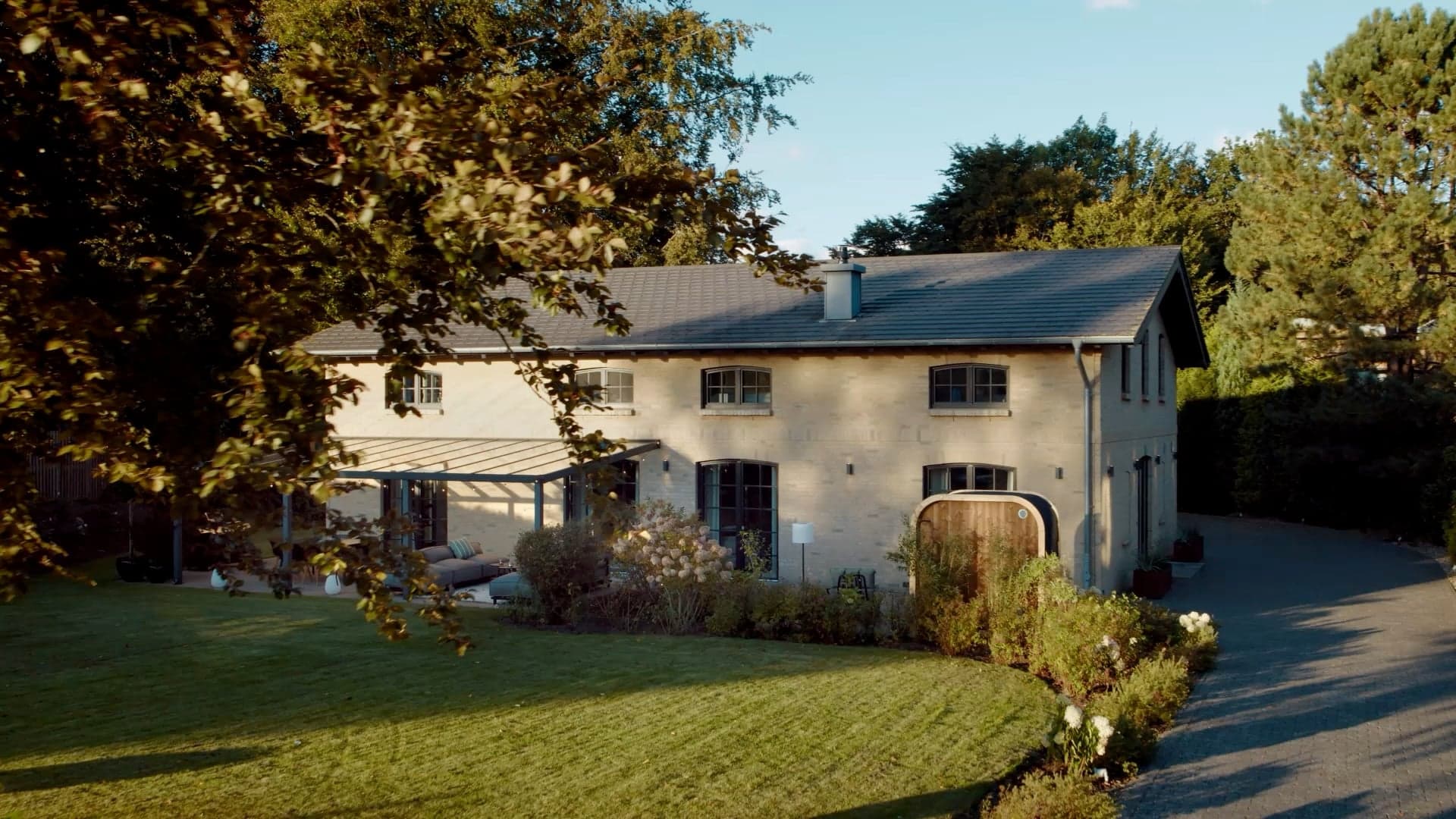 Außenansicht des Förde-Hauses mit großem Garten und Sauna