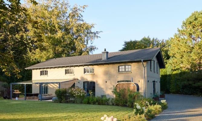 Außenansicht des Förde-Hauses mit großem Garten und Sauna