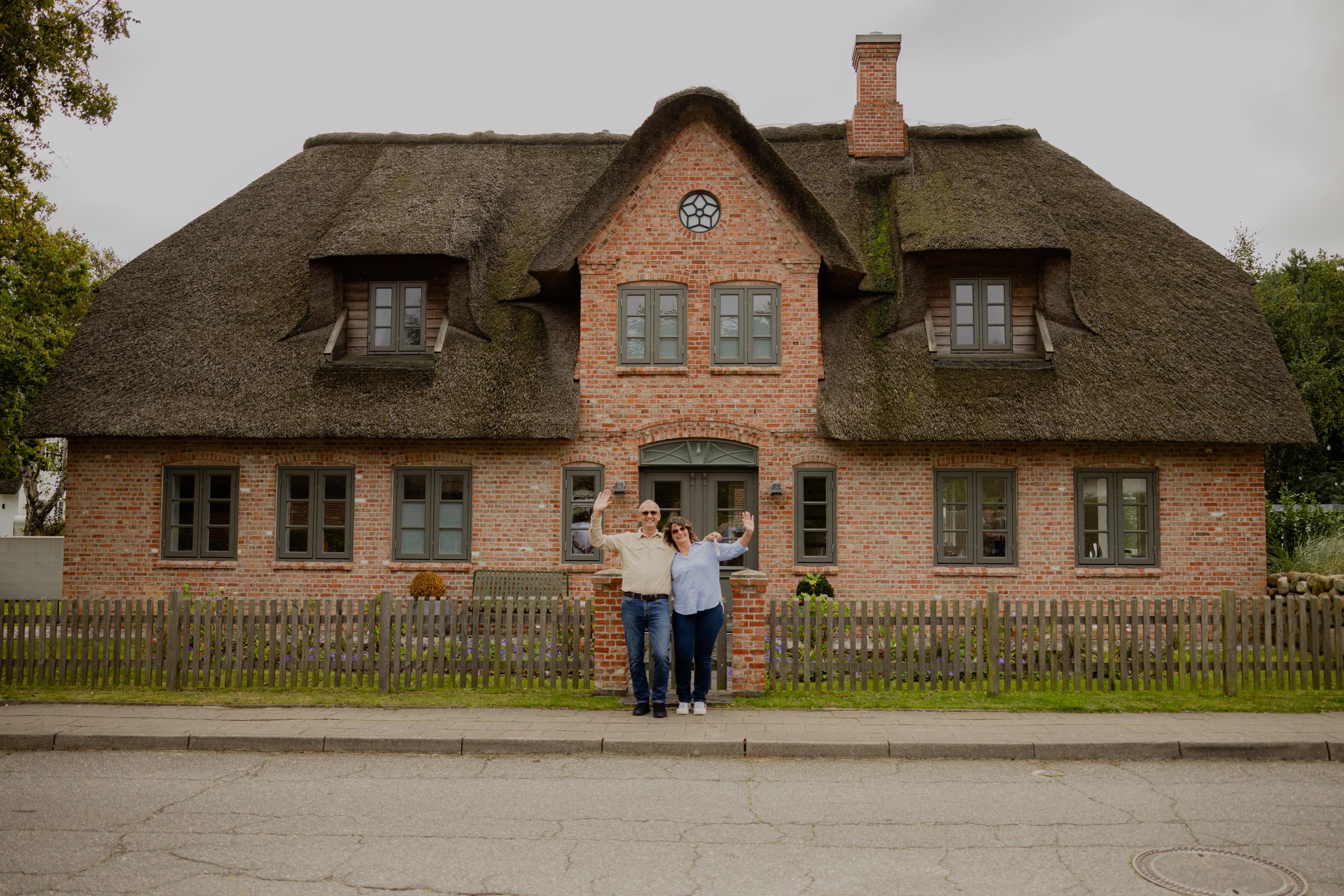Gewinner Thomas und seine Frau vor ihrem Nordsee-Traumhaus