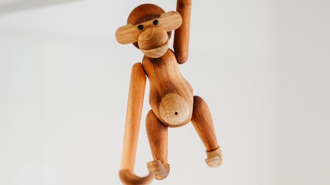 Das Maskottchen der Traumhausverlosung: Coco, der kleine Affe aus Holz geschnitzt