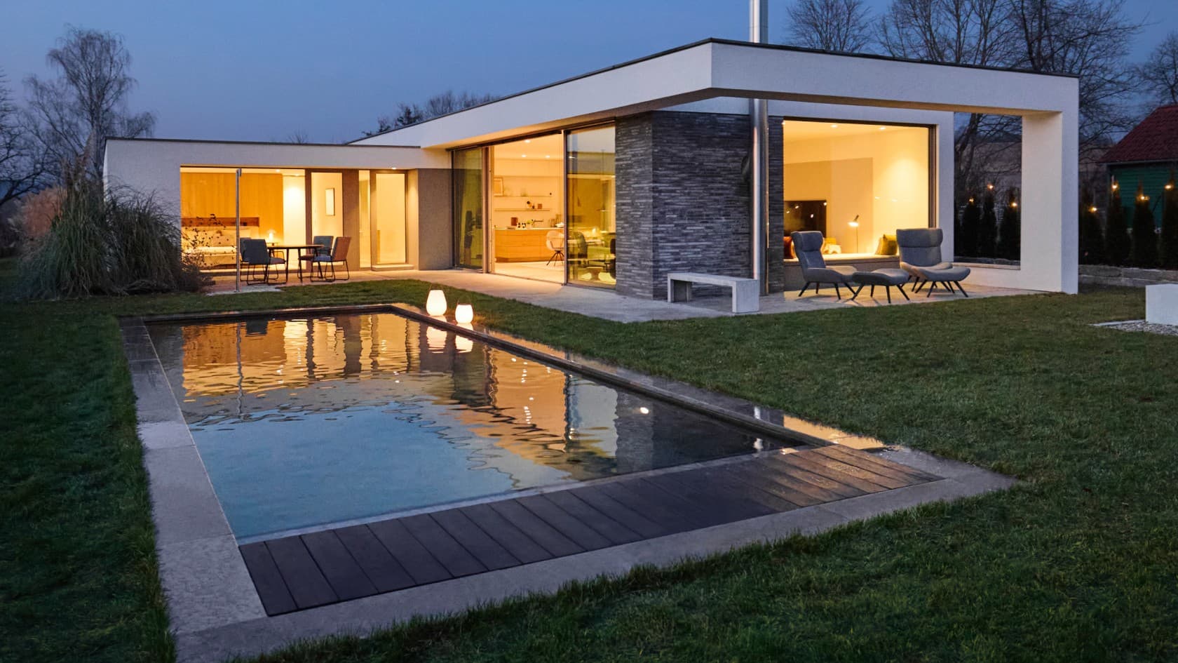 Das Franken-Haus in der Abenddämmerung mit großem Garten und Pool