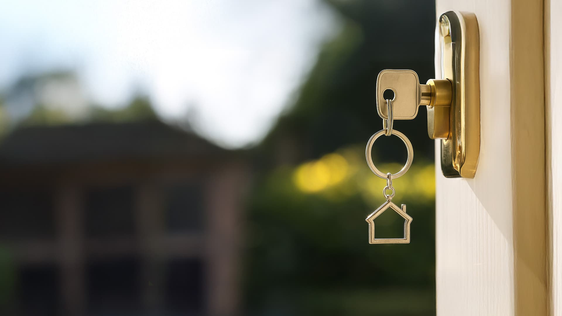 Der Traumhausschlüssel steckt in der Tür zum Traumhaus