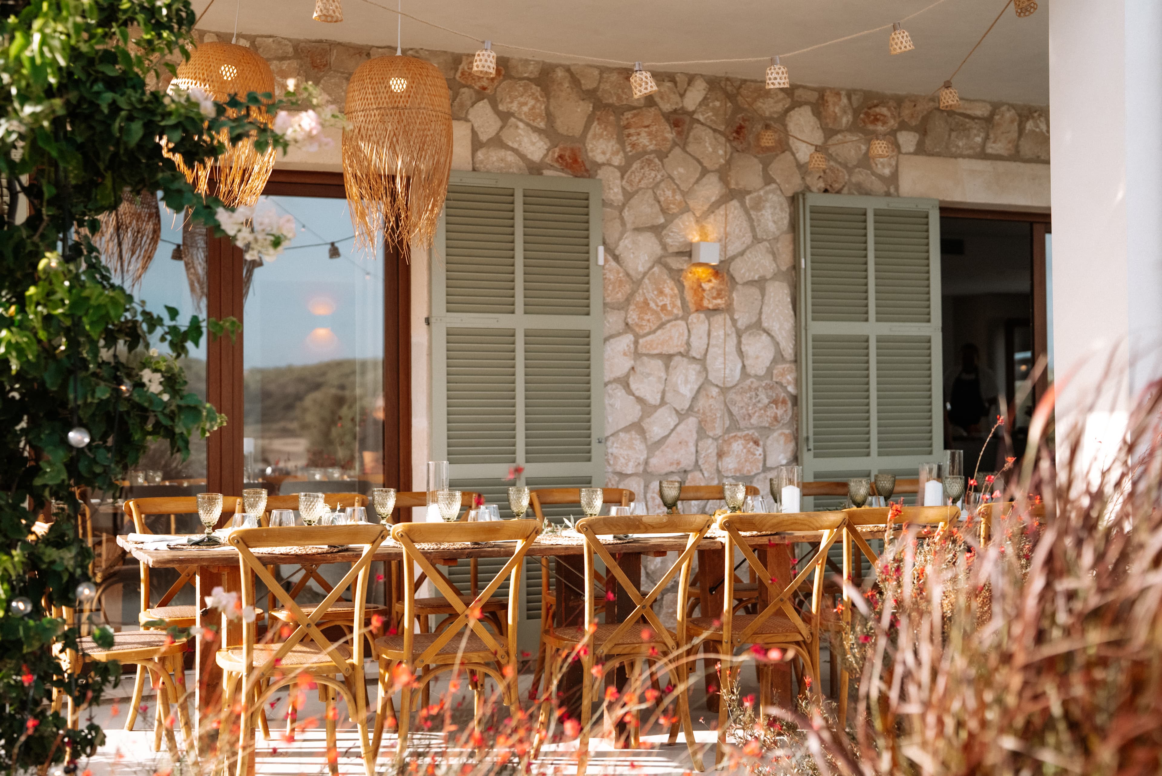 Ein sommerlich gedeckter großer Tisch auf der Terrasse des Traumhauses auf Mallorca