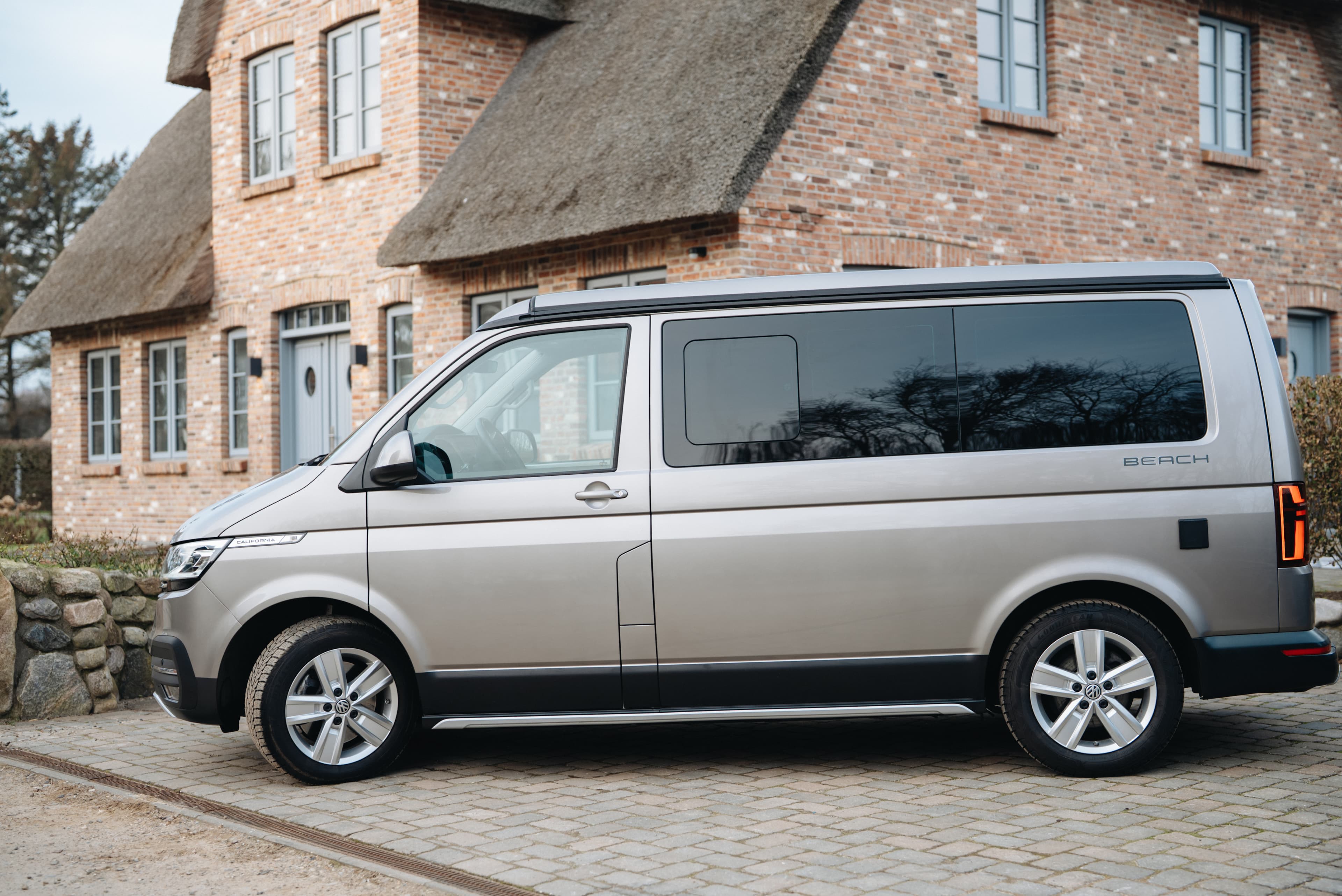 Der VW California vor dem Traumhaus auf Föhr von der Seite fotografiert