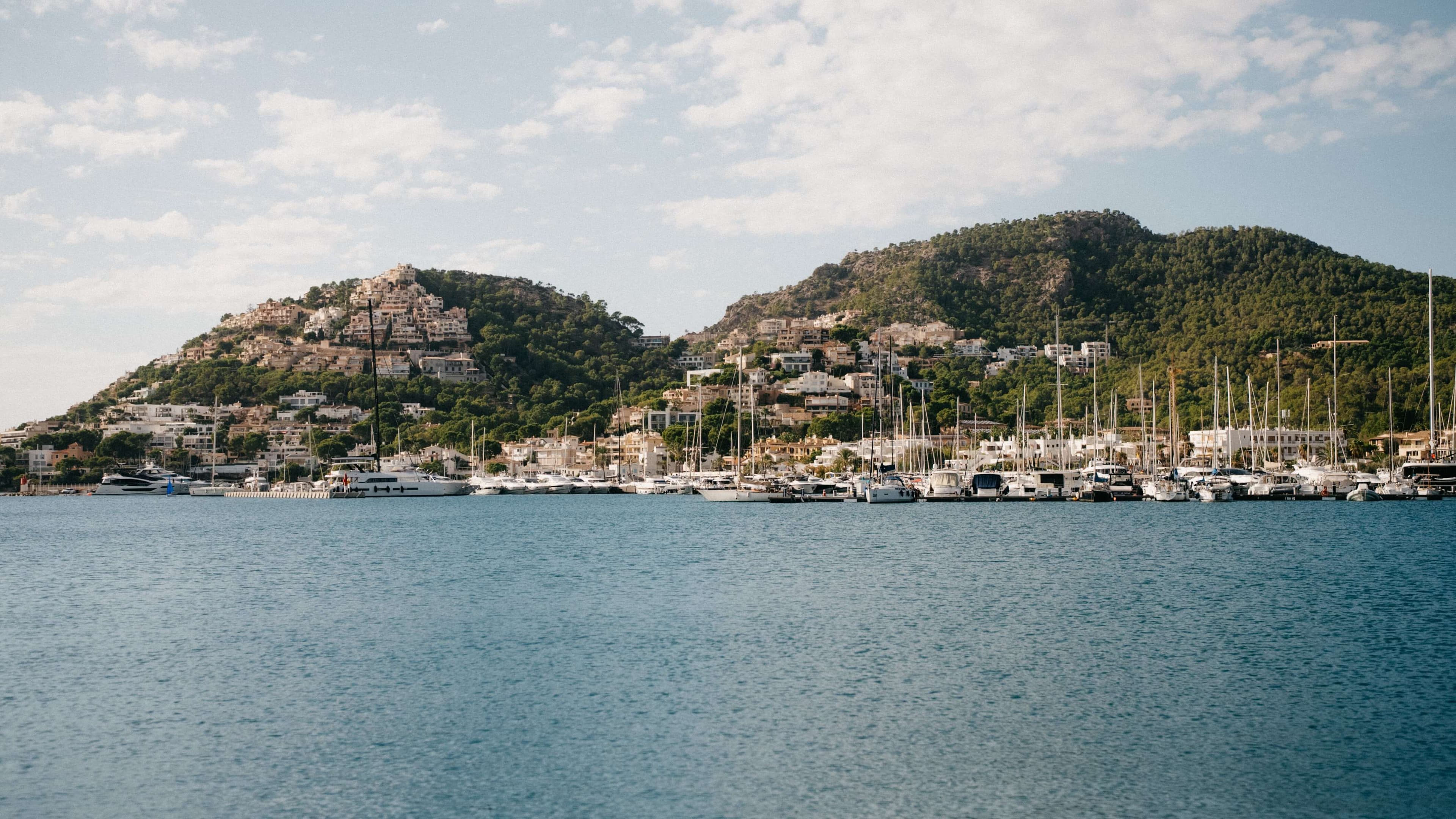 Mallorca Bucht mit Hafen und Segelbooten