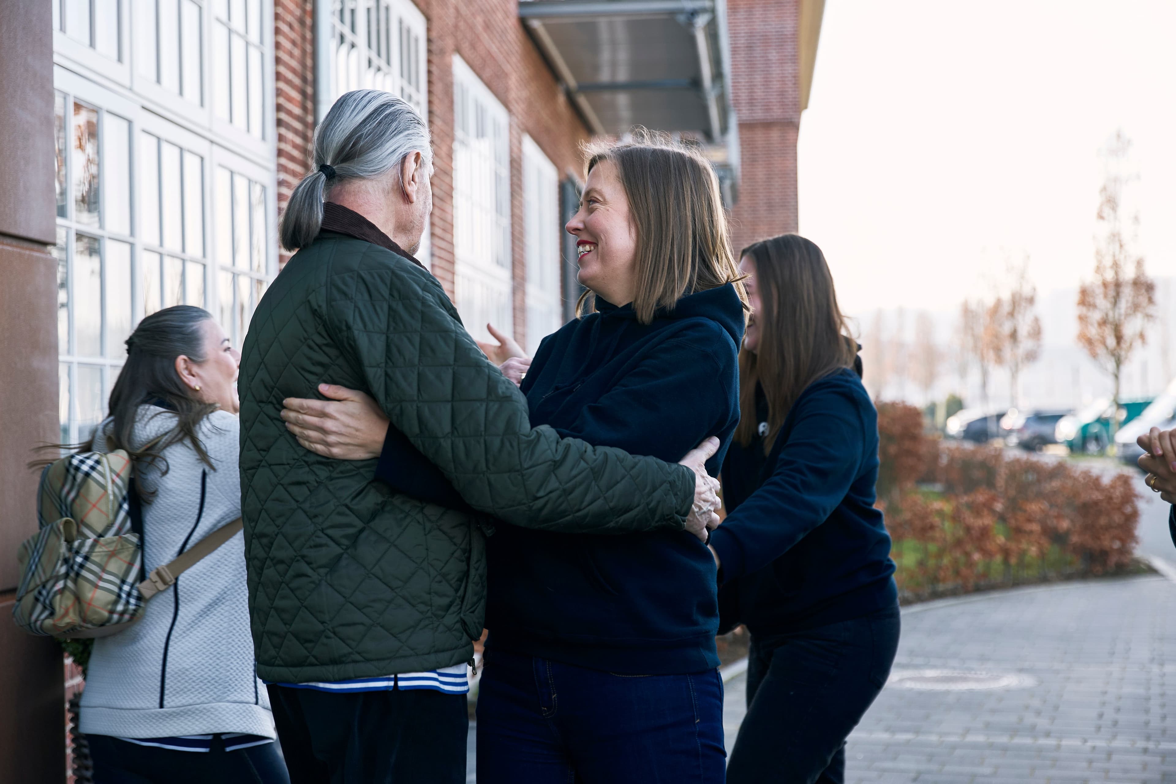 Traumhaus Gewinner Jürgen und Fredi von der Traumhausverlosung begrüßen sich mit einer herzlichen Umarmung