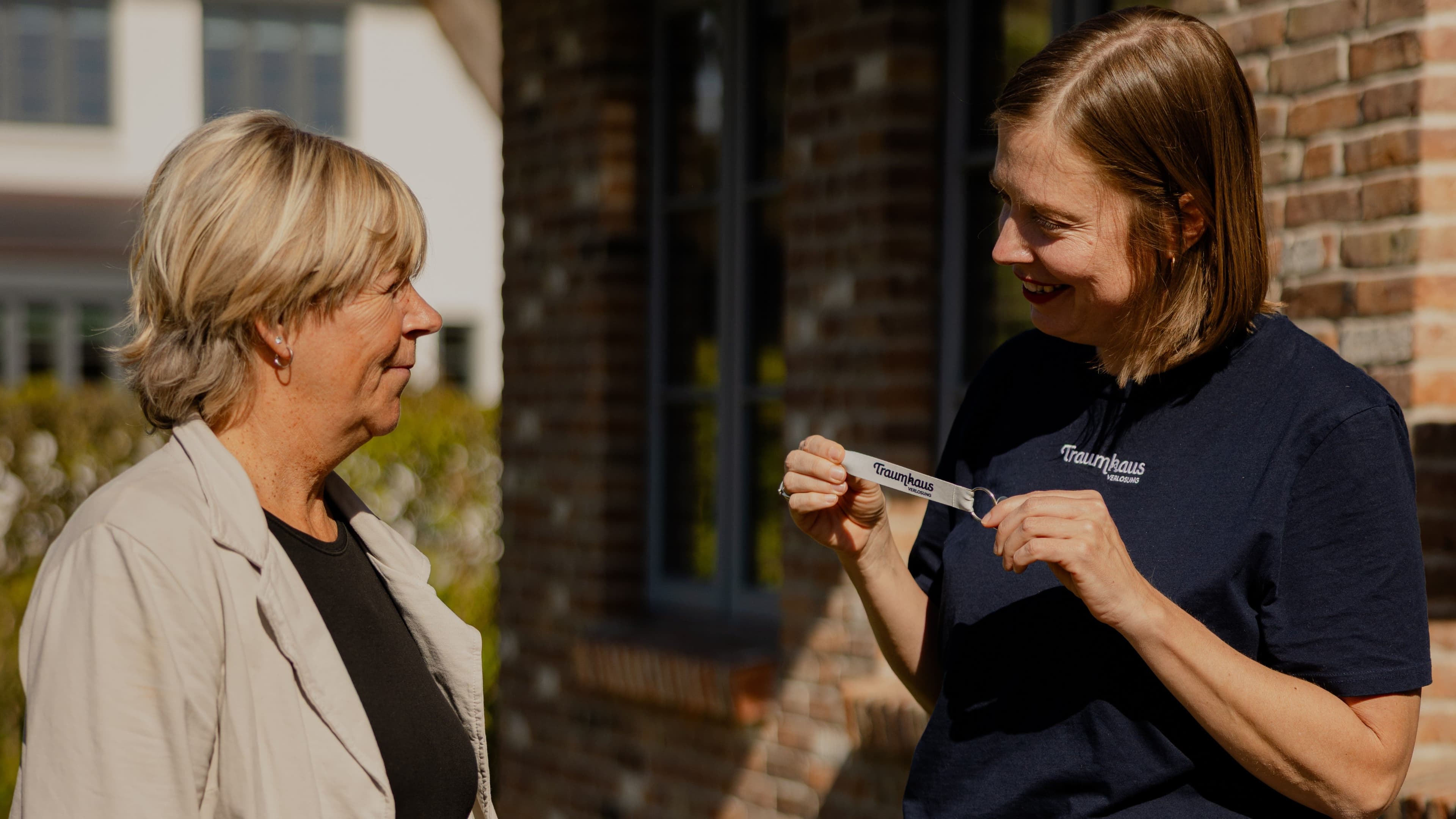 Föhr-Traumhaus-Gewinnerin werden die Schlüssel übergeben
