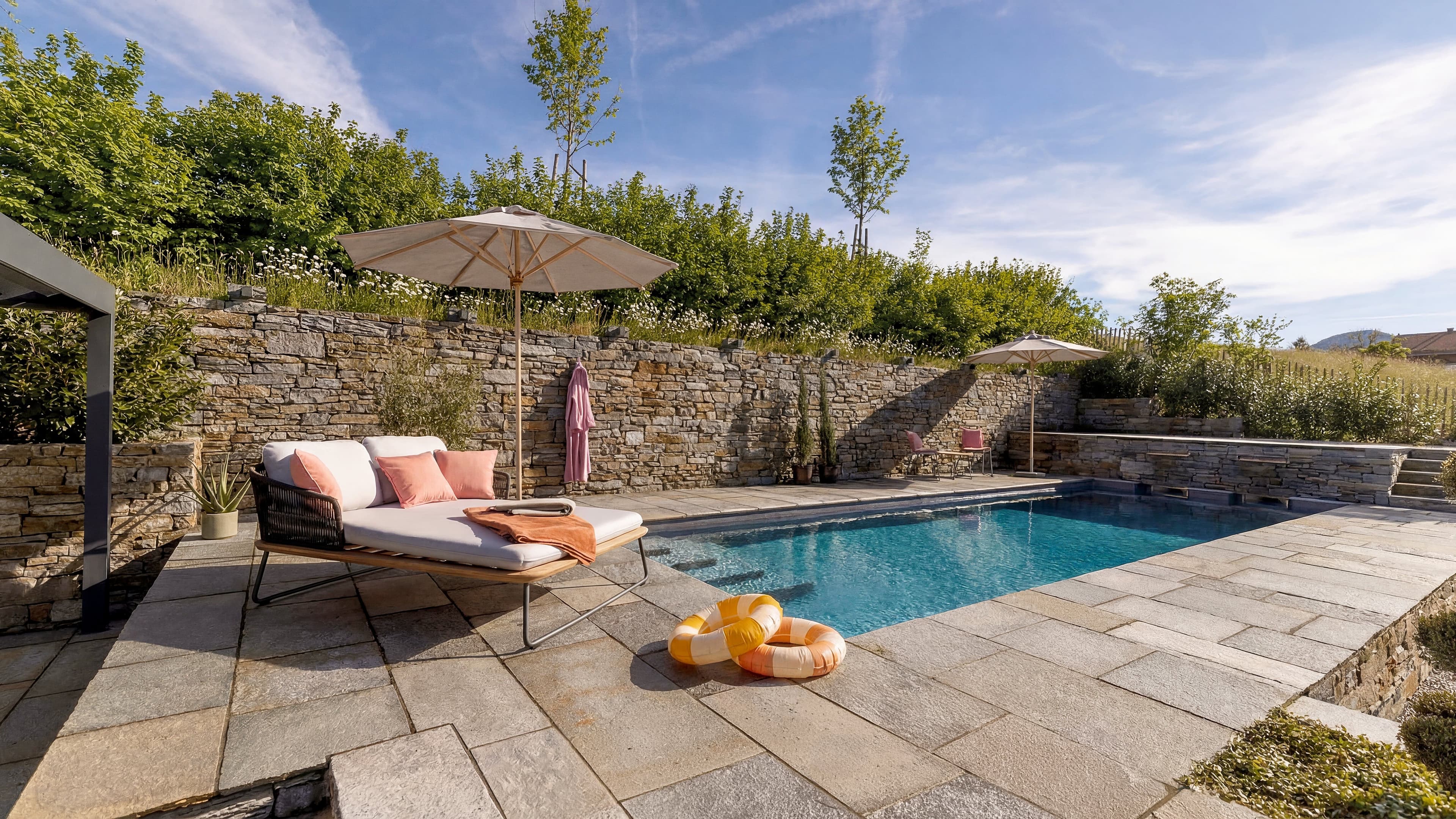 Poolansicht des Traumhauses am Chiemsee