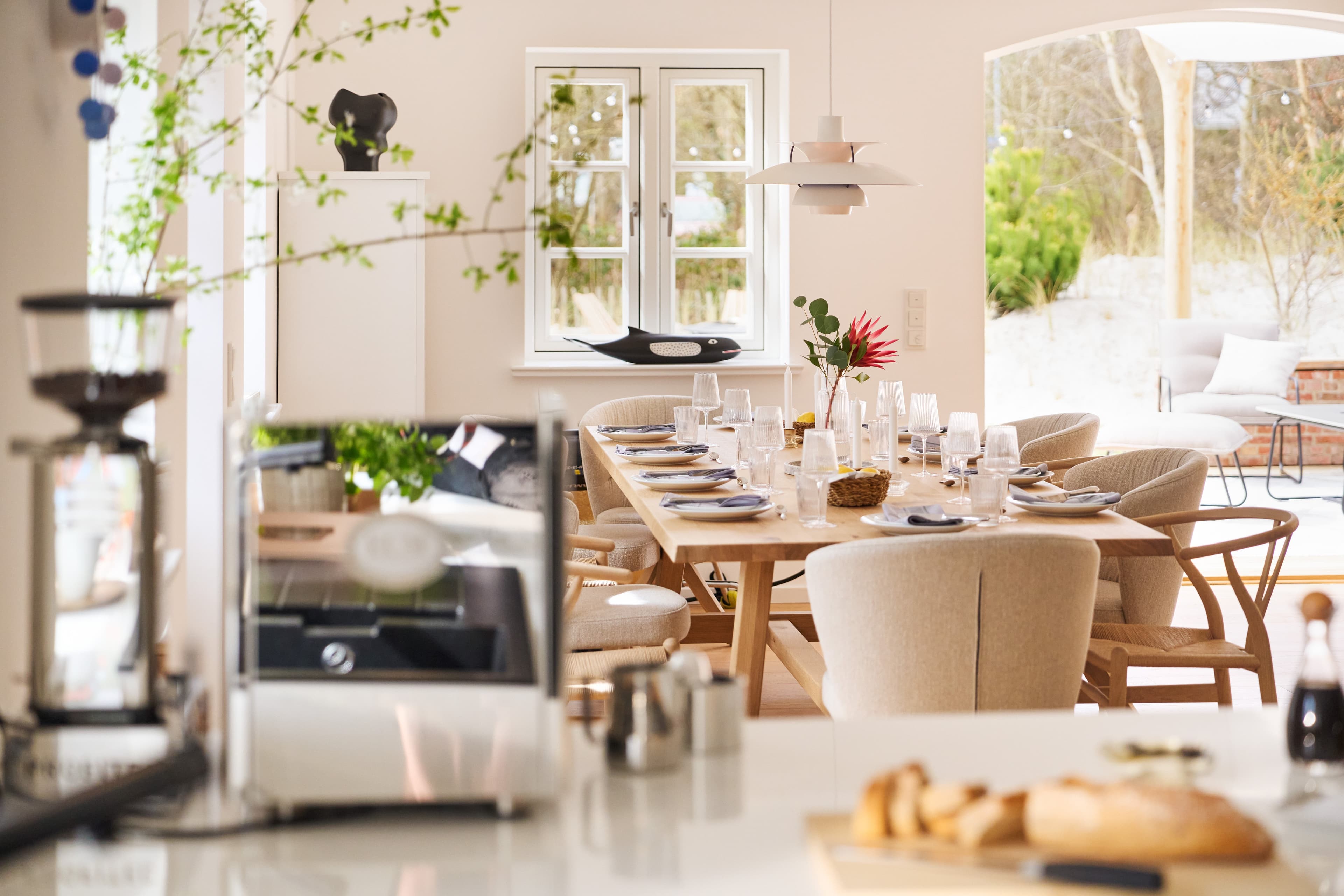 GroĂźzĂĽgiger offener Essbereich des Nordsee-Hauses