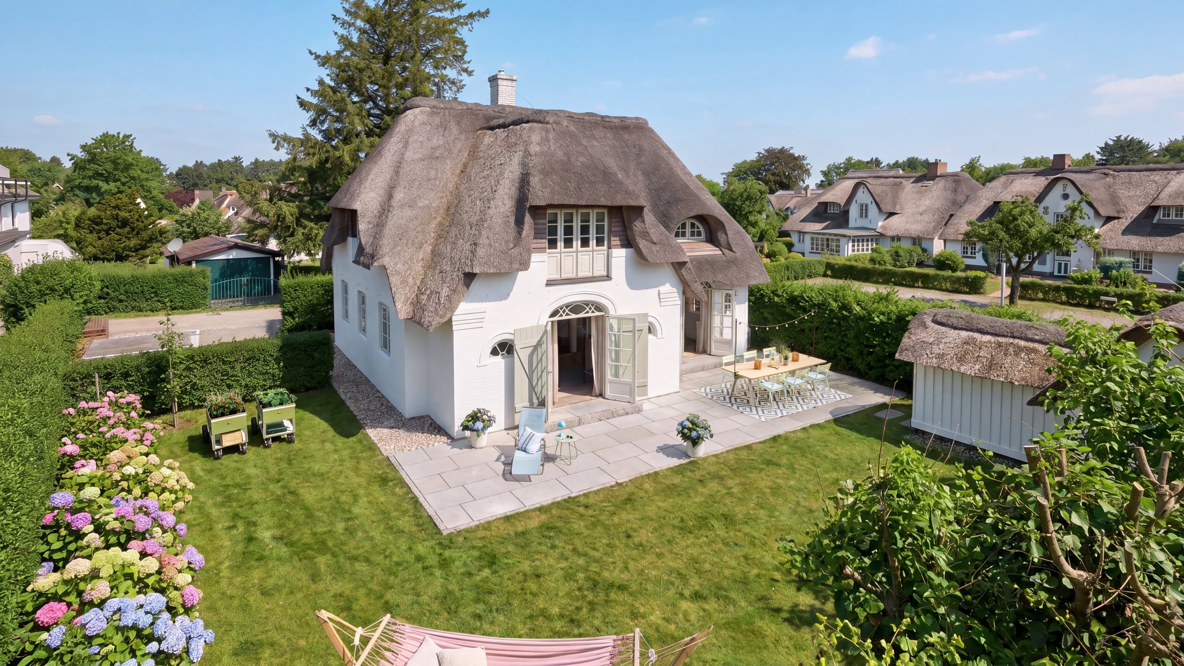 Das Traumhaus auf Amrum aus der Vogelperspektive mit Blick vom Garten auf die Terrasse und das gesamte Haus