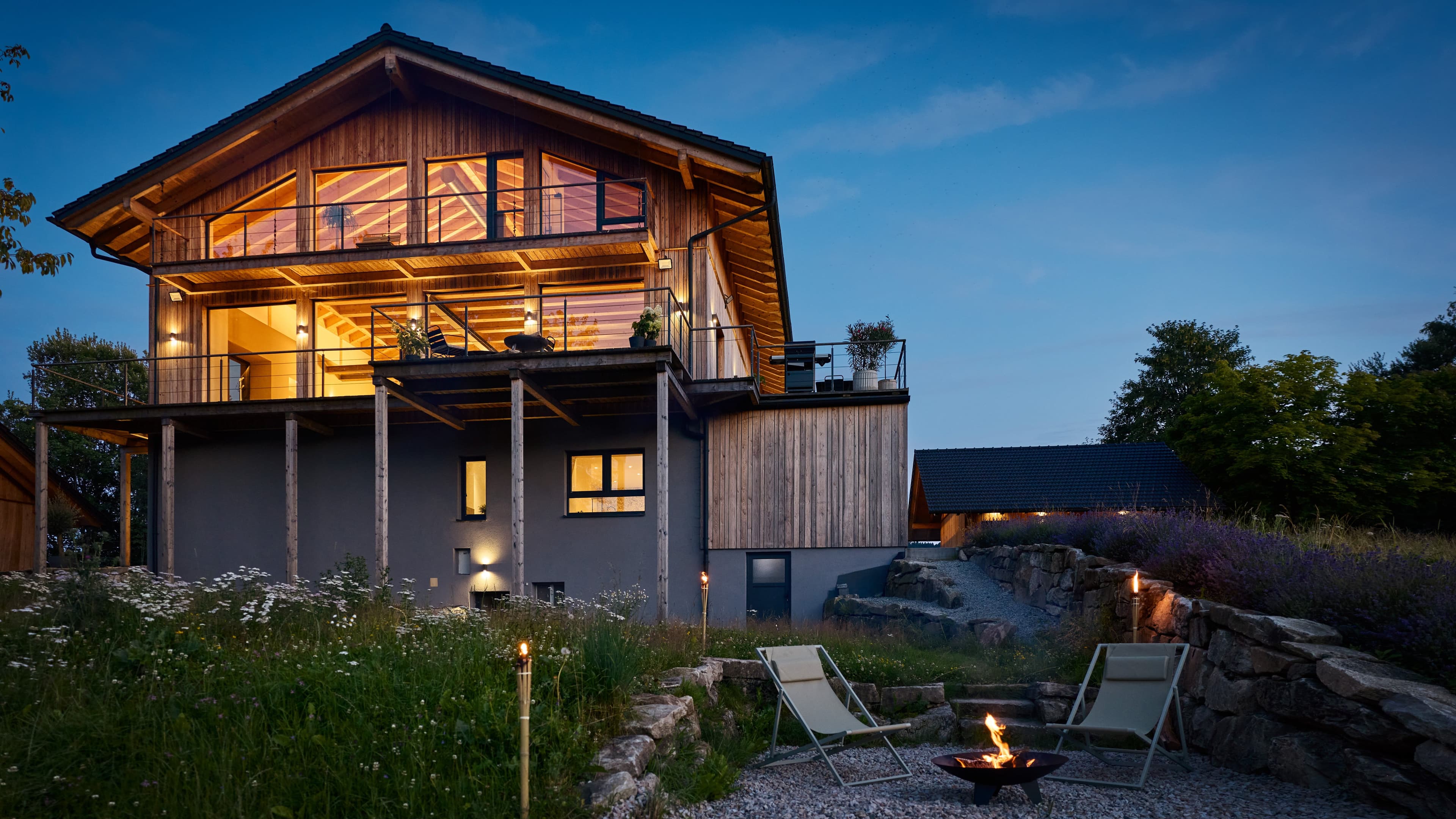 Traumhaus bayerischer Wald von außen bei Nacht