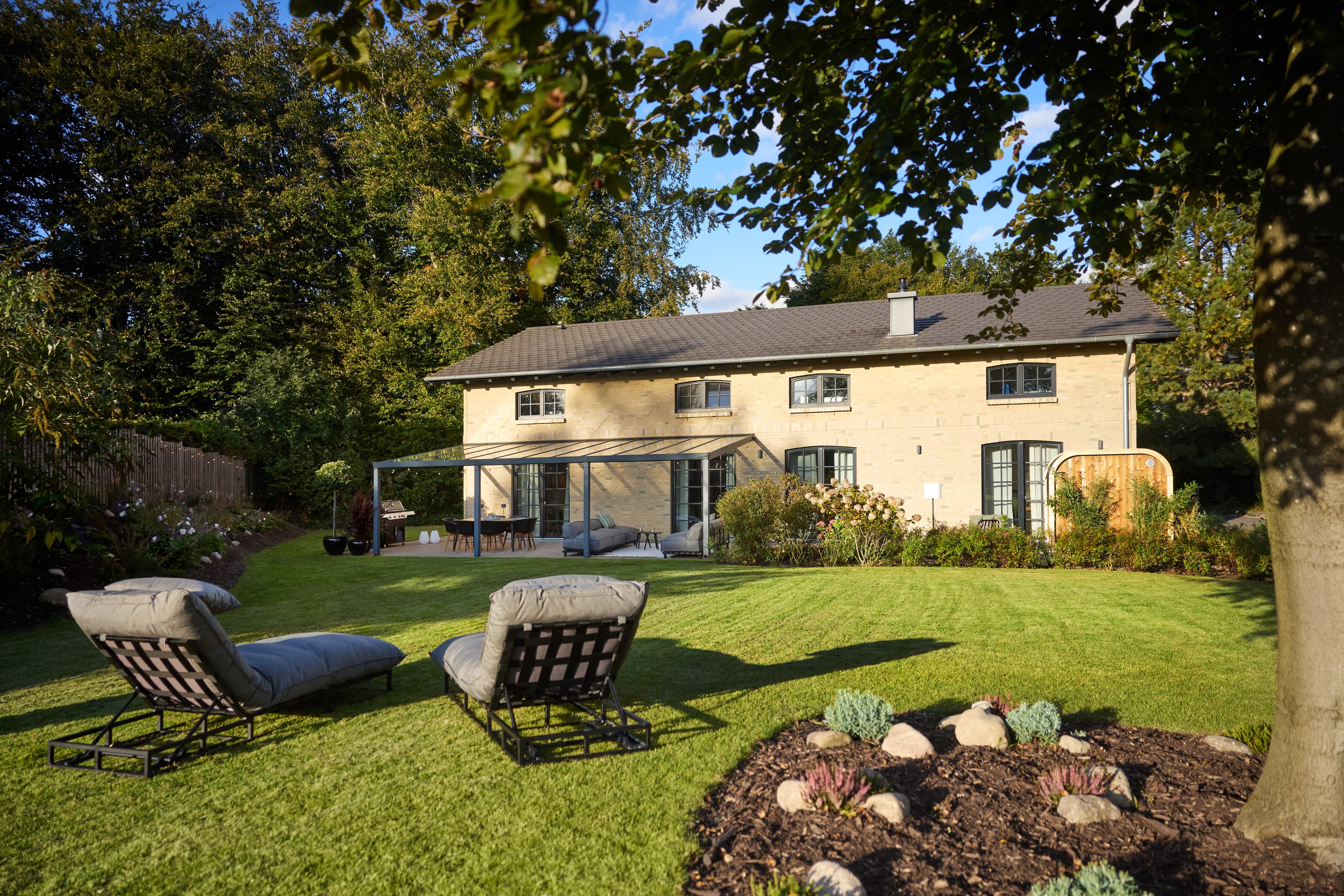 Außenansicht des Förde-Hauses mit großem Garten und Sauna